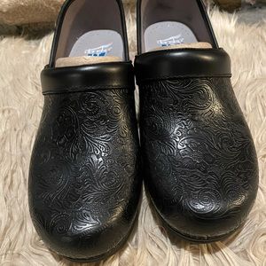 42 New Dansko LT Tooled Black Floral Clogs